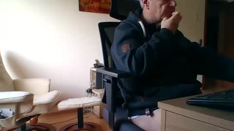 Snapshot of camcologne chatting on December 23, 11:25 am camcologne online show from December 23, 11:25 am