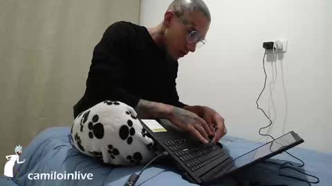 Snapshot of camiloinlive chatting on March 12, 12:42 am camiloinlive online show from March 12, 12:42 am