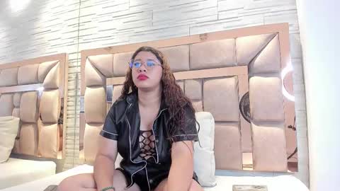 Snapshot of carlie_crow chatting on October 21, 11:15 am EMILY online show from October 21, 11:15 am