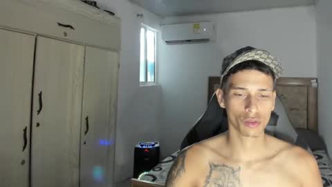 carlossmi01 online show from July 31, 7:37 pm