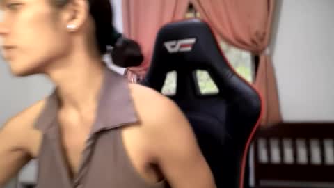 caroline_east online show from May 17, 1:04 am