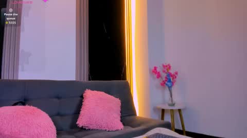 caroline_foster1 online show from May 4, 12:22 pm