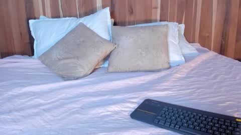 Caroline online show from January 8, 8:47 pm