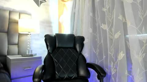 Caroline online show from May 1, 2:11 pm
