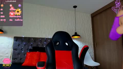 Snapshot of carolinescoth_dl chatting on September 17, 6:33 pm Caroline Scoth online show from September 17, 6:33 pm