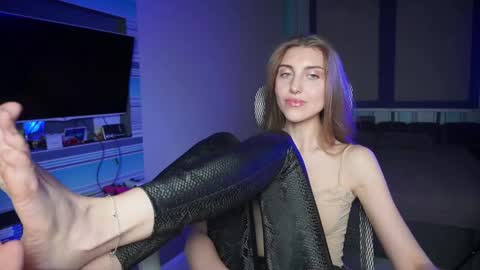 Snapshot of cassiablade1 chatting on October 16, 5:45 pm Seductress Cassia FINDOM AND SADISM NO NUDE online show from October 16, 5:45 pm