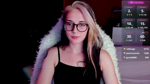 Snapshot of cassy_moore chatting on December 8, 10:25 pm Ellie online show from December 8, 10:25 pm