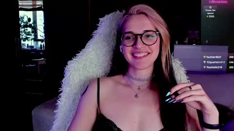 Snapshot of cassy_moore chatting on March 10, 7:33 am Ellie online show from March 10, 7:33 am