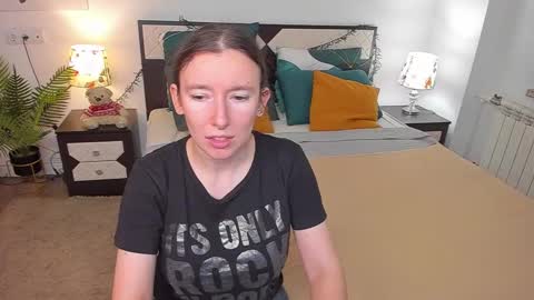 Snapshot of catherinewalls chatting on October 24, 8:04 am Catrin online show from October 24, 8:04 am