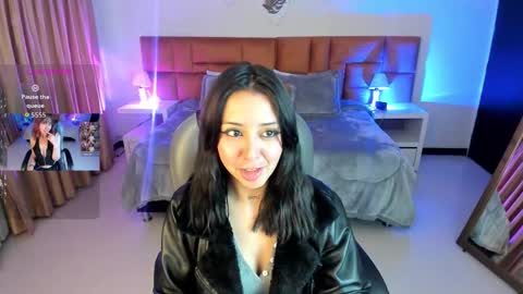 catti_brie_ online show from November 15, 11:34 am