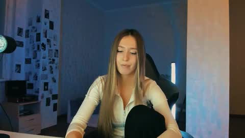 my name is Eva online show from December 5, 8:17 pm