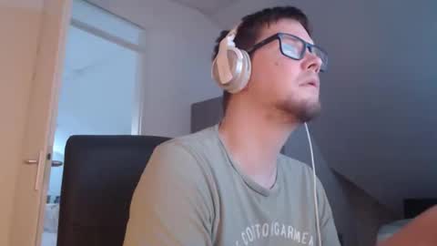 Snapshot of chillzonecam chatting on September 8, 5:34 pm chillzonecam online show from September 8, 5:34 pm