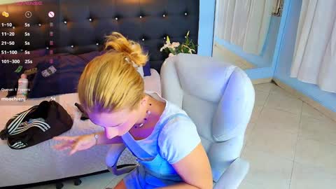 CHLOE online show from December 13, 8:47 pm