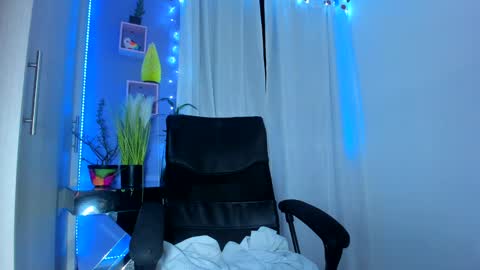 Snapshot of chloe_sweet7 chatting on December 19, 5:29 am Chloe Miller  online show from December 19, 5:29 am