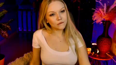 ChloeWight online show from April 17, 9:00 am