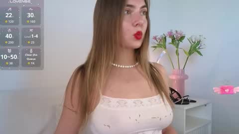 Snapshot of chloi_hes chatting on September 15, 12:06 pm chloi_hes online show from September 15, 12:06 pm