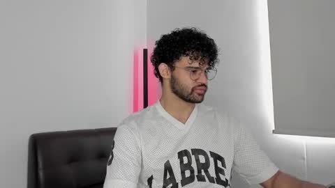 Im Chirs IM MODEL INDEPENDT online show from September 12, 1:24 pm