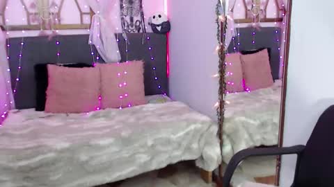 Snapshot of cleo_fox chatting on October 24, 12:33 am Cleo online show from October 24, 12:33 am