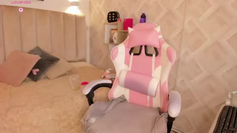 clhoe_johnson_ online show from April 17, 12:29 pm