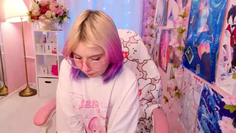 Mia online show from November 21, 5:00 pm