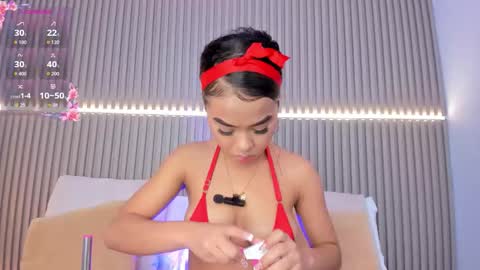 coralineross_ online show from September 17, 11:13 am