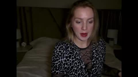 Snapshot of cosmo_blondiee chatting on October 6, 6:04 pm cosmo_blondiee online show from October 6, 6:04 pm