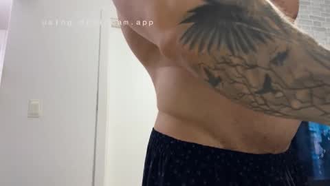 couplemuscle40 online show from December 16, 2:19 am