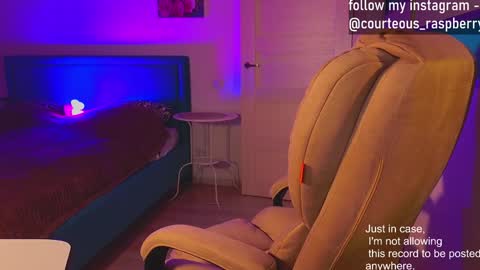 Snapshot of courteous_raspberrrry chatting on January 28, 3:14 pm Rose Roys my  online show from January 28, 3:14 pm