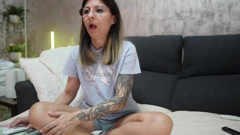 Snapshot of crissy_love chatting on February 9, 10:43 pm crissy_love online show from February 9, 10:43 pm