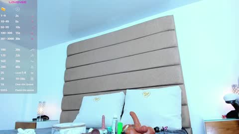 crystal bennz online show from December 4, 6:49 am