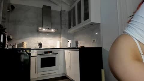 crystalnova_ online show from November 26, 3:09 pm