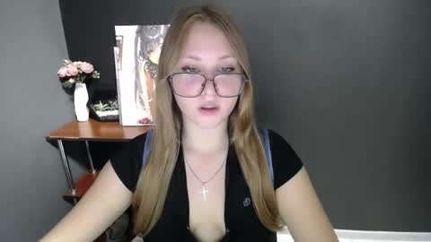 Snapshot of cute_minx chatting on September 17, 8:18 am Veronica online show from September 17, 8:18 am