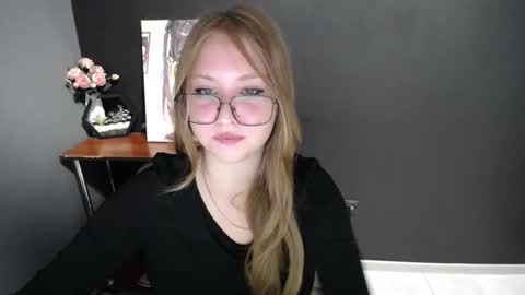 Snapshot of cute_minx chatting on October 10, 7:25 am Veronica online show from October 10, 7:25 am