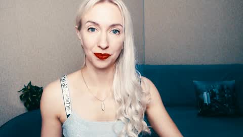 Snapshot of cute_smile_shy chatting on December 28, 5:35 pm cute_smile_shy online show from December 28, 5:35 pm