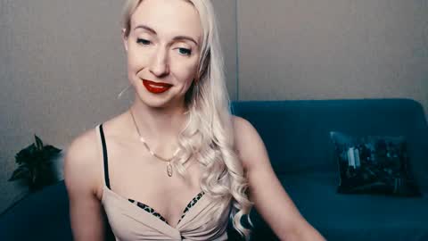 Snapshot of cute_smile_shy chatting on February 13, 11:15 pm cute_smile_shy online show from February 13, 11:15 pm