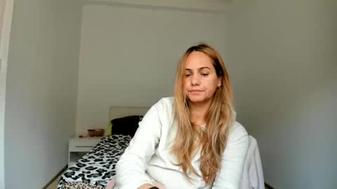 Snapshot of cutehana chatting on October 1, 11:20 am MADY online show from October 1, 11:20 am