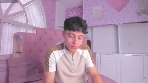 cutenaked_ online show from December 17, 1:29 pm