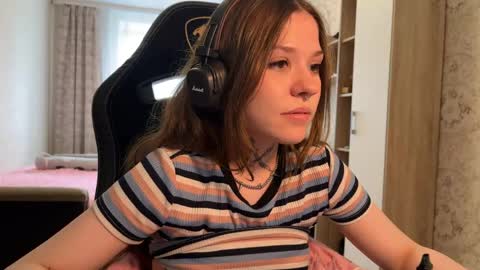 cyber_shawty online show from April 18, 1:57 pm