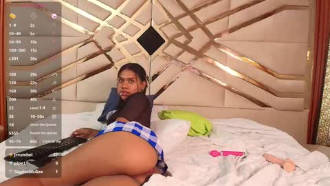 Snapshot of daddysneakinme chatting on January 27, 8:17 pm Anny  online show from January 27, 8:17 pm