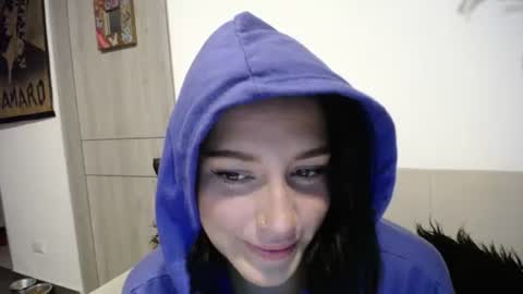 IG  dakotasofiaa online show from December 14, 3:17 am