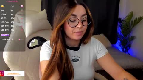 dakottaa__ online show from September 25, 12:06 am