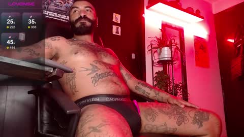 Snapshot of damian_darkside_ chatting on December 12, 2:04 am Damian online show from December 12, 2:04 am