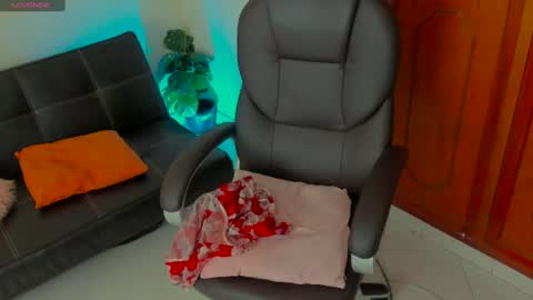 Kary-- independent model Schedule 0530am-1000am colombian time online show from February 10, 6:09 am