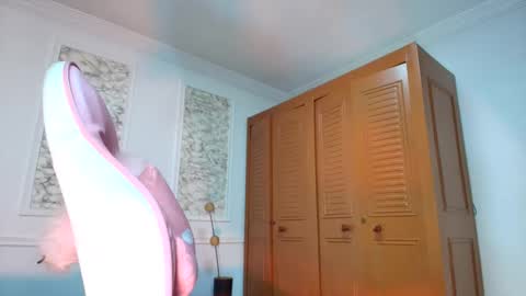 Danella Houston online show from October 4, 7:00 pm