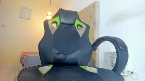 darkknightx01 online show from January 7, 1:43 am