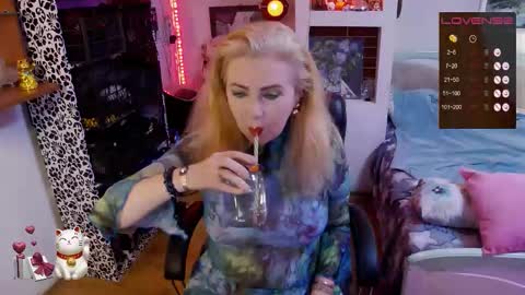 Delicacat online show from November 1, 9:25 pm