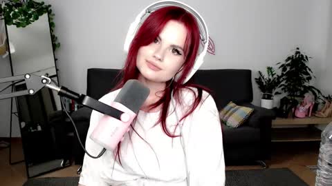 dellacrush_ online show from September 8, 7:02 pm