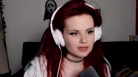 dellacrush_ online show from November 29, 3:30 pm