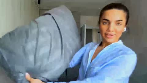Anna online show from June 9, 10:15 am