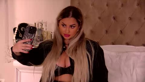 Ela online show from February 1, 9:45 pm